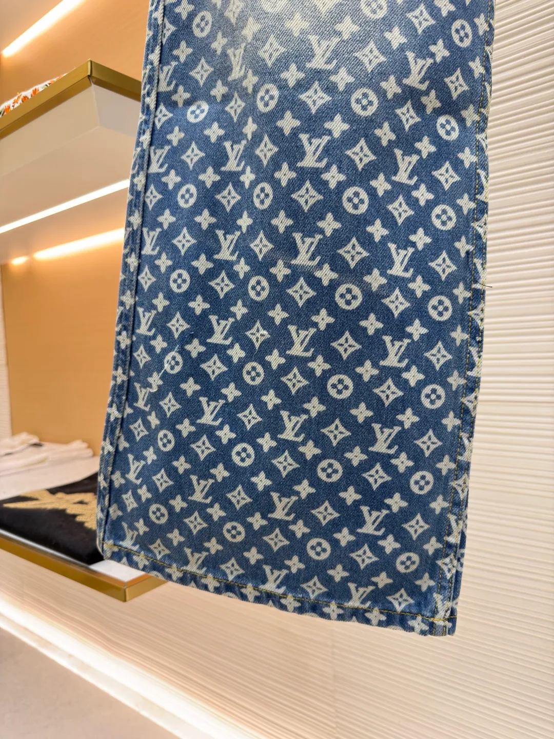 LOUIS VUITTON full-print flare jeans ●Original version: Purchased and developed for 19100 ●Item number: 1681925-B45 ●Fabric: denim fabric ●Technology: washed production ●Version: fitted version ●Weight: about 625 grams ●Size: 28-30-32-34-36 ●Description: Customized blue shadow encrypted cotton classic pattern denim, as moist as cotton, comfortable and skin-friendly, indigo elegance With a retro charm and modern fashion sense, the iconic Monogram pattern is laid out on it. Every part tells the glorious history and fashion heritage of Louis Vuitton, and its leisurely flared silhouette is the soul of these pants. It exudes a sense of high-end from the inside out. It is a stunning piece in the fashion feast. The overall wiring is straight and delicate, the fabric is comfortable and soft, and the color is consistent without color difference. It can be matched with the same style to create a fashionable look and control various occasions. Customized accessories, complete with three standards, same style for men and women!